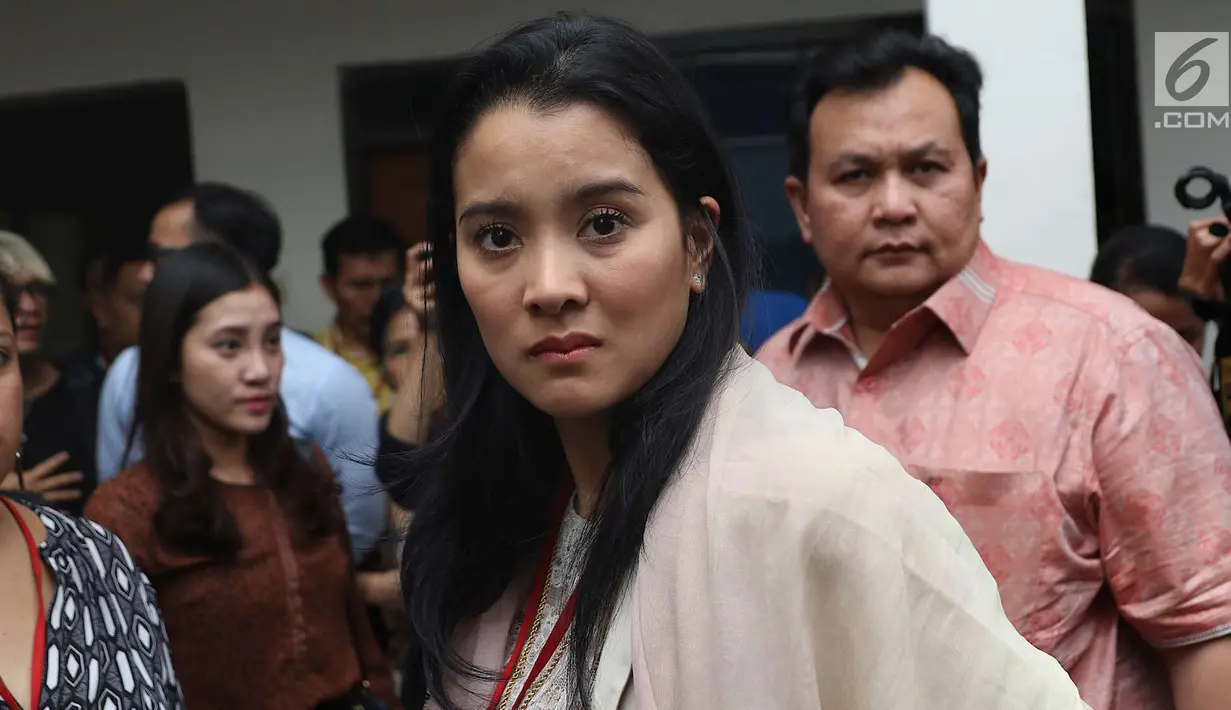 Aktris Marcella Zalianty saat menghadiri sidang kasus narkoba Tio Pakusadewo di PN Jakarta Selatan, Kamis (7/6). Sidang beragendakan pledoi. Sidang yang beragendakan pledoi atau pembacaan pembelaan dari Tio Pakusadewo. (Liputan6.com/Immanuel Antonius)
