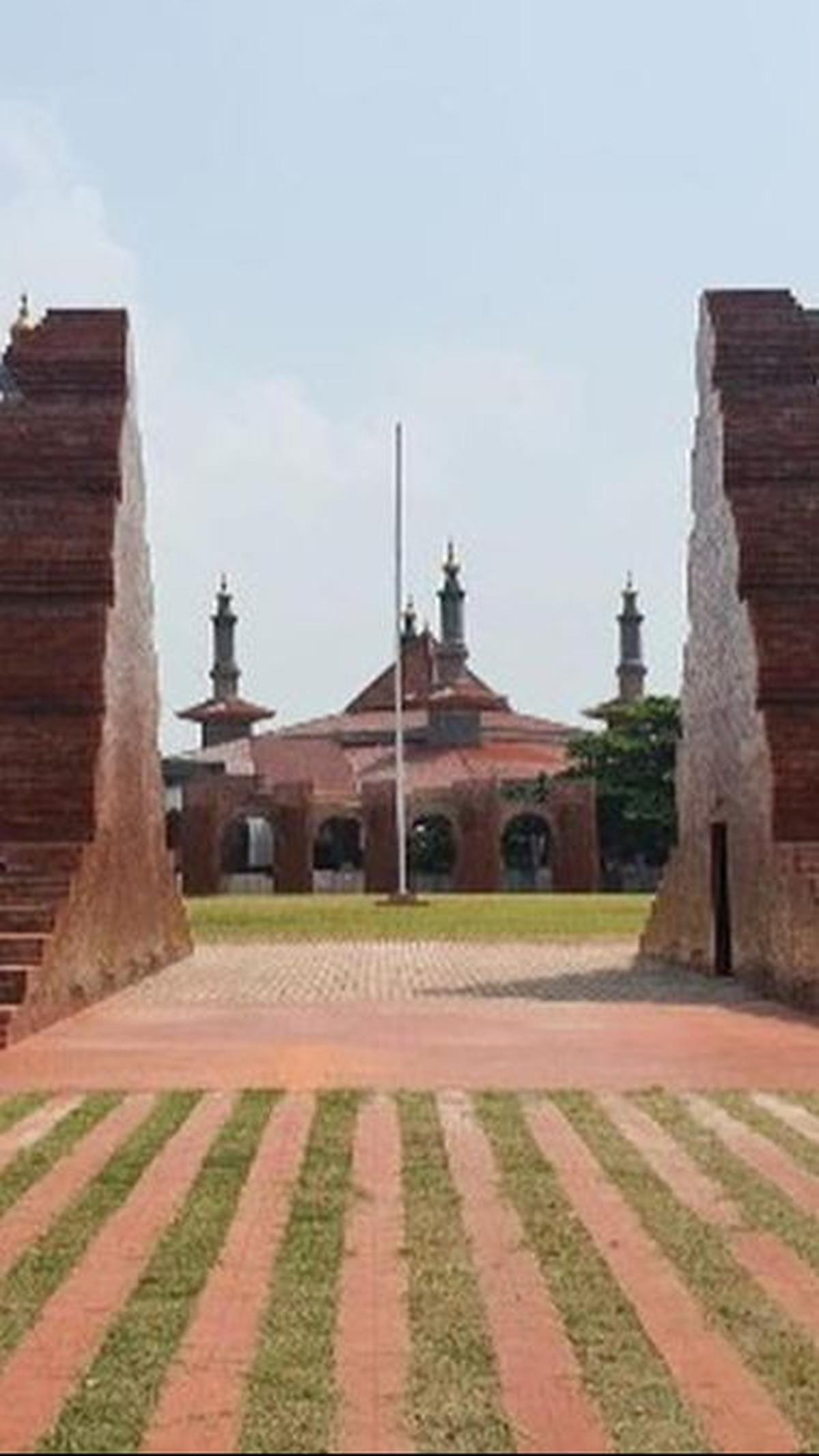 <b>Alun-Alun Kejaksan</b>