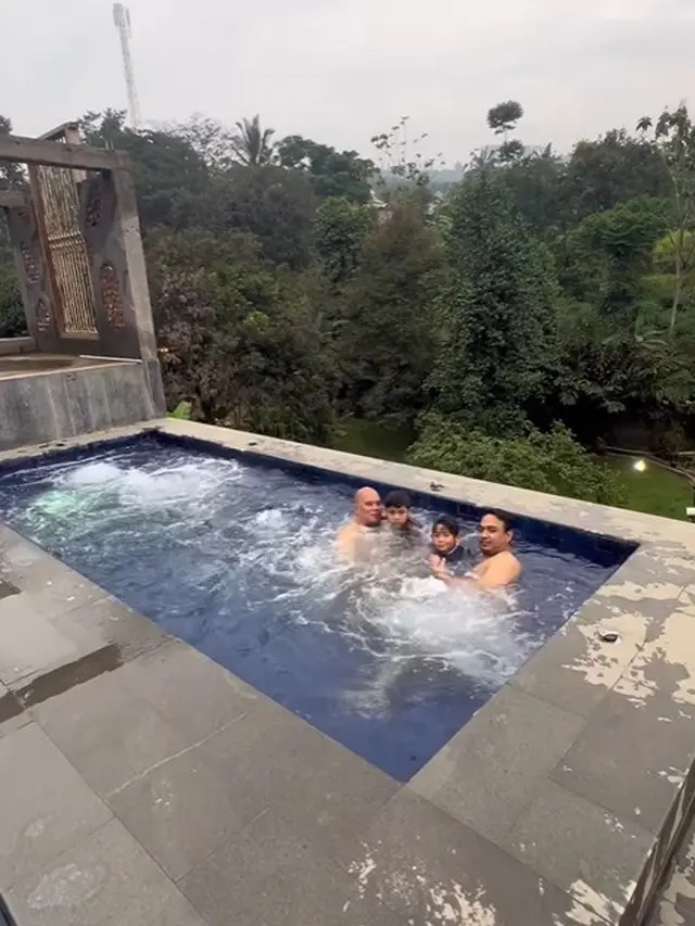 Potret Bebi Romeo dan Ahmad Dhani berenang bersama anak (Sumber: Instagram/meisya_siregar dan Instagram/bebi_romeo)