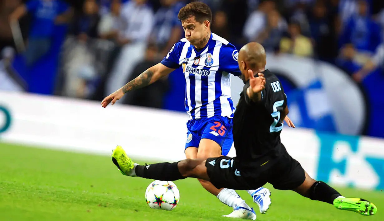 Pemain FC Porto Otavio (kiri) berebut bola dengan Pemain Club Brugge Denis Odoi pada pertandingan sepak bola Grup B Liga Champions di Stadion Dragao, Porto, Portugal, 13 September 2022. Brugge berhasil mengalahkan Porto dengan skor 4-0. (AP Photo/Luis Vieira)