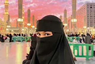 Potret perjalanan ibadah tersebut pertama kali ia unggah melalui media sosial pribadinya pada 7 Maret 2026, menampilkan suasana penuh ketenangan di Tanah Suci. [@vaneshaass].