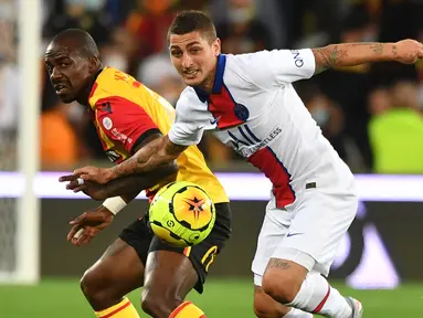 Gelandang PSG, Marco Verratti, berebut bola dengan gelandang Lens, Gael Kakuta, pada laga Liga Prancis di Stadion Bollaert-Delelis, Jumat (11/9/2020). PSG kalah 0-1 atas Lens. (AFP/Denis Charlet)