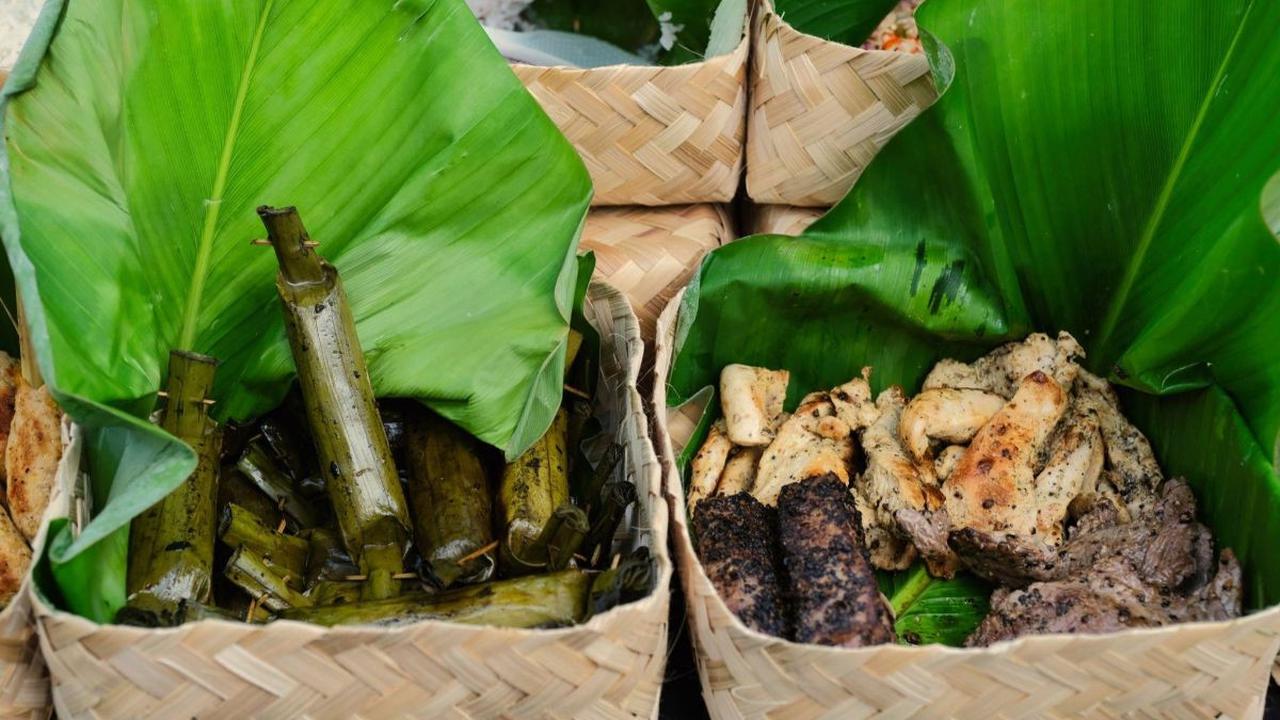 3. Kemudian tambahkan ayam, dan jamur, masak hingga ayam mengeluarkan minyak ungkep 10 menit angkat dan sisihkan.