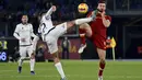 Bek AS Roma Chris Smalling berebut bola dengan bek Spezia, Martin Erlic pada pekan ke-17 Liga Italia 2021/2022 di Olimpico, Selasa (14/12/2021) dini hari WIB. AS Roma berhasil mendulang tiga poin setelah mengalahkan Spezia dengan skor 2-0. (Alfredo Falcone/LaPresse via AP)
