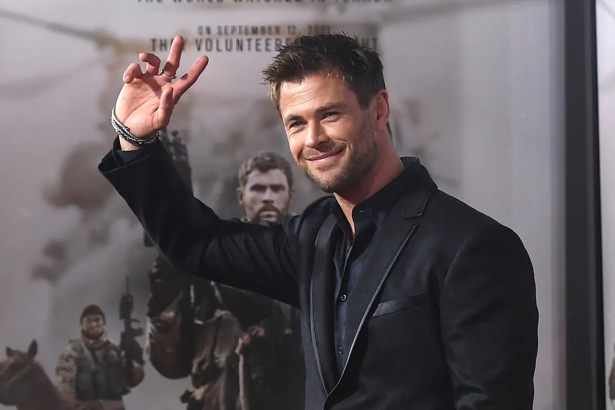 Gaya Macho Chris Hemsworth di Pemutaran Perdana Film 12 Strong