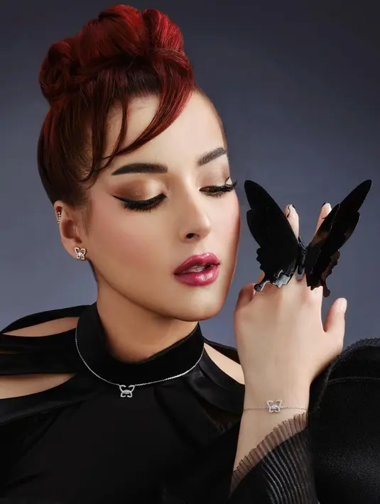 Tasya Farasya terlihat luar biasa cantik dengan gaya rambut yang ditata gulung ke atas high-bun. Beberapa poni dibiarkan di bagian depan menutupi dahinya, menjadi pemanis sempurna dari keseluruhan penampilannya. Foto: Instagram.