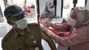 Paramedis memberikan vaksin booster saat pelaksanaan vaksinasi serentak Pemkot Depok di Kantor Kecamatan Cinere, Depok, Senin (18/4/20222). Gebyar vaksinasi booster secara massal ini bertujuan memberikan kemudahan bagi warga sebelum melakukan perjalanan mudik lebaran 2022. (merdeka.com/Arie Basuki)
