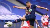 Striker Paris Saint-Germain, Kylian Mbappe (depan) menguasai bola dibayangi bek AS Monaco, Djibril Sidibe dalam laga final Coupe de France 2020/2021 di Stade de France, Paris, Rabu (19/5/2021). PSG menang 2-0 dan menjadi juara. (AFP/Franck Fife)