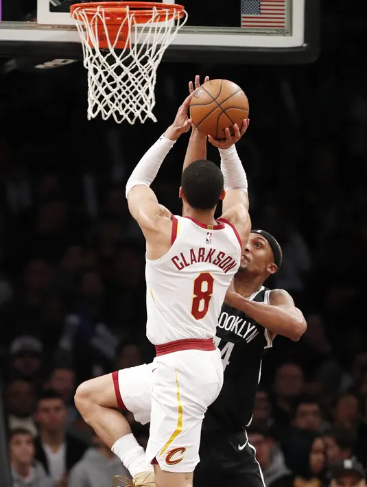 Pebasket Brooklyn Nets, Dante Cunningham, menghadang  pebasket Cleveland Cavaliers, Jordan Clarkson, pada laga NBA di Barclay Arena, Senin (26/3/2018). Cleveland Cavaliers menang 121-114 atas Brooklyn Nets. (AP/Kathy Willens)