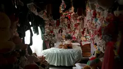 Sejumlah boneka menghiasi Kamar tidur Adela Rojas di Heredia, Costa Rica (5/8/2015). Rojas telah mengumpulkan boneka selama lebih dari dua puluh tahun dan sekarang memiliki lebih dari 4.500 boneka. (REUTERS/Juan Carlos Ulate)