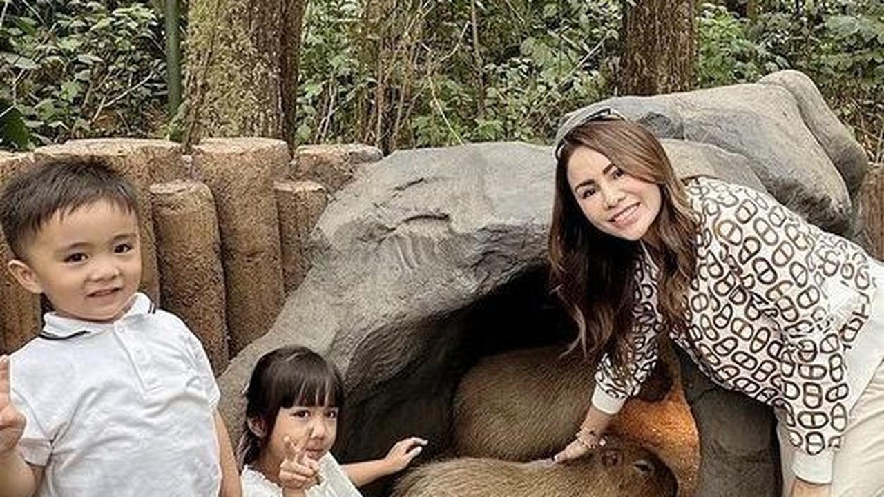 Kali ini, Momo menyempatkan diri berfoto bersama Sheena dan Abercio yang sudah mulai bisa diajak berpose.<br><br>