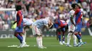 Pemain Manchester United Bruno Fernandes (tengah) dan rekan satu tim bereaksi setelah kekalahan mereka dari Crystal Palace pada pertandingan sepak bola Liga Inggris di Stadion Selhurst Park, London, Inggris, 22 Mei 2022. Manchester United kalah 0-1. (AP Photo/Ian Walton)