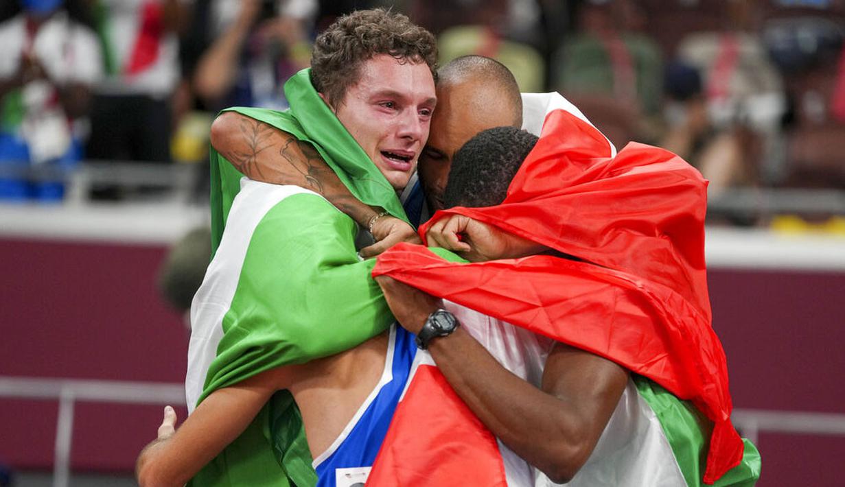 Namun akhirnya Italia berhasil finis terdepan di babak penentuan medali. Secara dramatis, mereka mencatatkan waktu terbaik yakni 37,50 detik, unggul 0,01 detik saja dari Britania Raya yang menempati urutan kedua. (Foto: AP/Matthias Schrader)