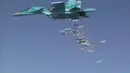 Jet tempur Rusia, Sukhoi Su-34 fighter-bomber menjatuhkan rudal-rudal dari udara ke sasaran wilayah Deir ez-Zor yang didiami ISIS di Suriah, Kamis (18/8). (REUTERS)