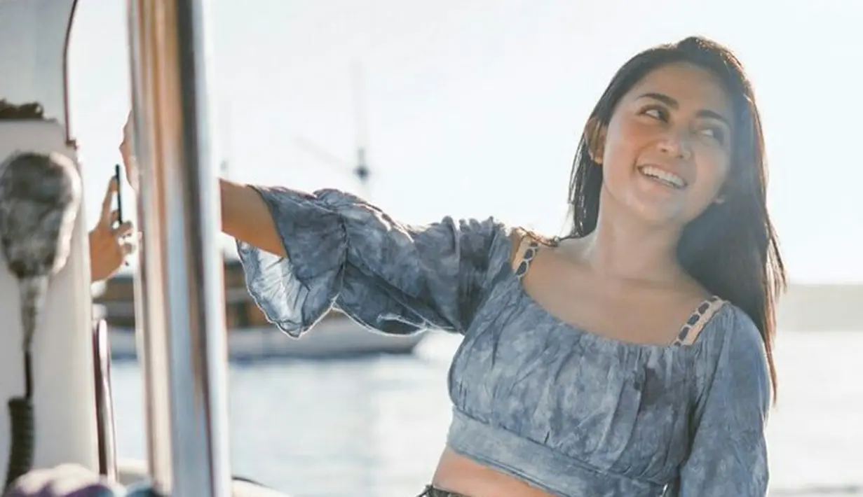 Tampil lebih feminin, ibu dari dua anak ini kenakan ruffle top Off Shoulder Flounce Sleeve Tie Dye Top dari Shein seharga Rp163 ribu. (Instagram.com/Rachelvennya)