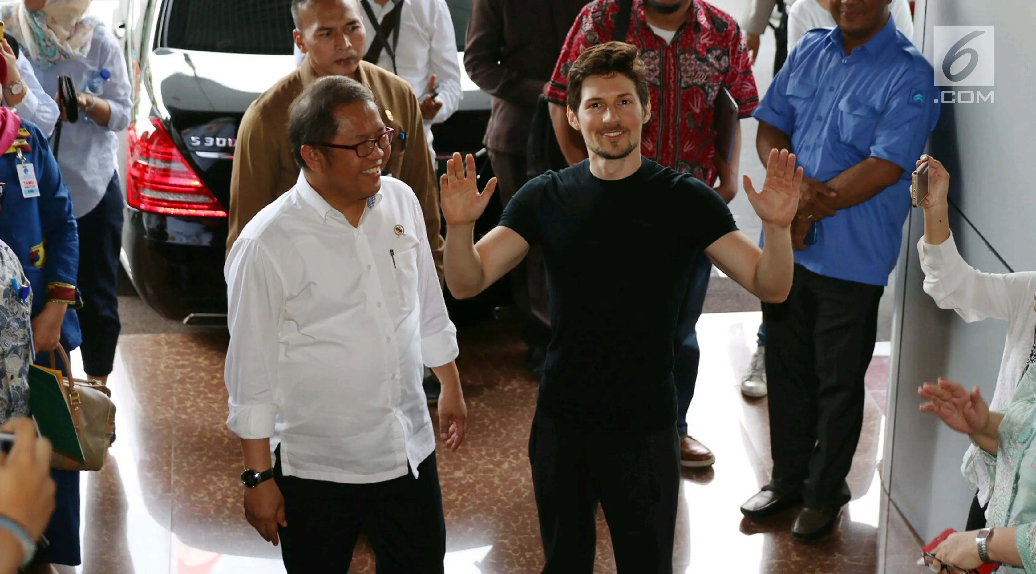 Menkominfo Rudiantara menerima kunjungan pendiri sekaligus CEO Telegram, Pavel Durov setibanya di kantor Kemenkominfo, Jakarta, Selasa (1/8). Pertemuan Menkominfo dengan Durov untuk menindaklanjuti pemblokiran Telegram. (Liputan6.com/Angga Yuniar)