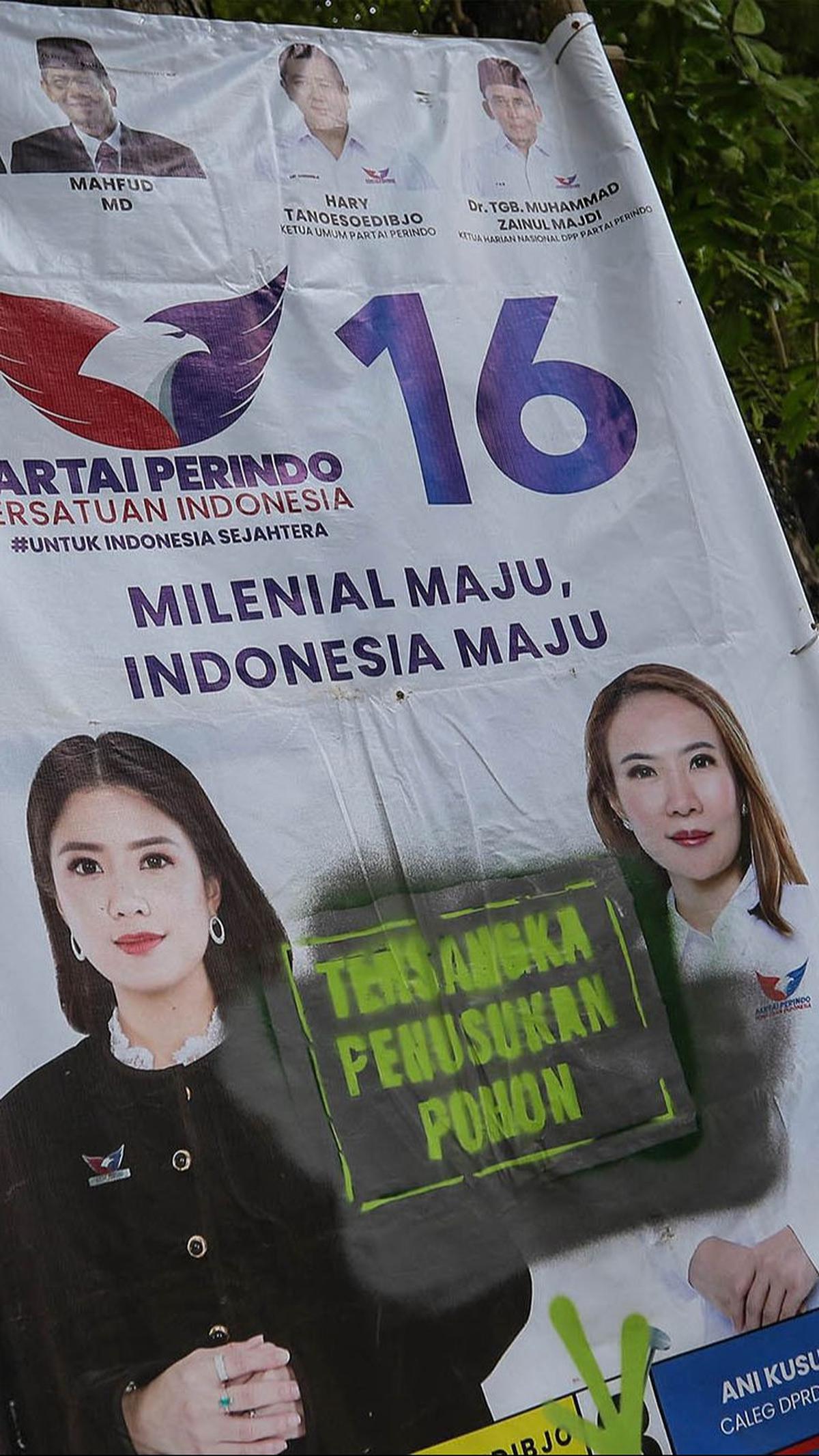 Terlebih, pemasangan poster tersebut banyak dilakukan menggunakan paku.
