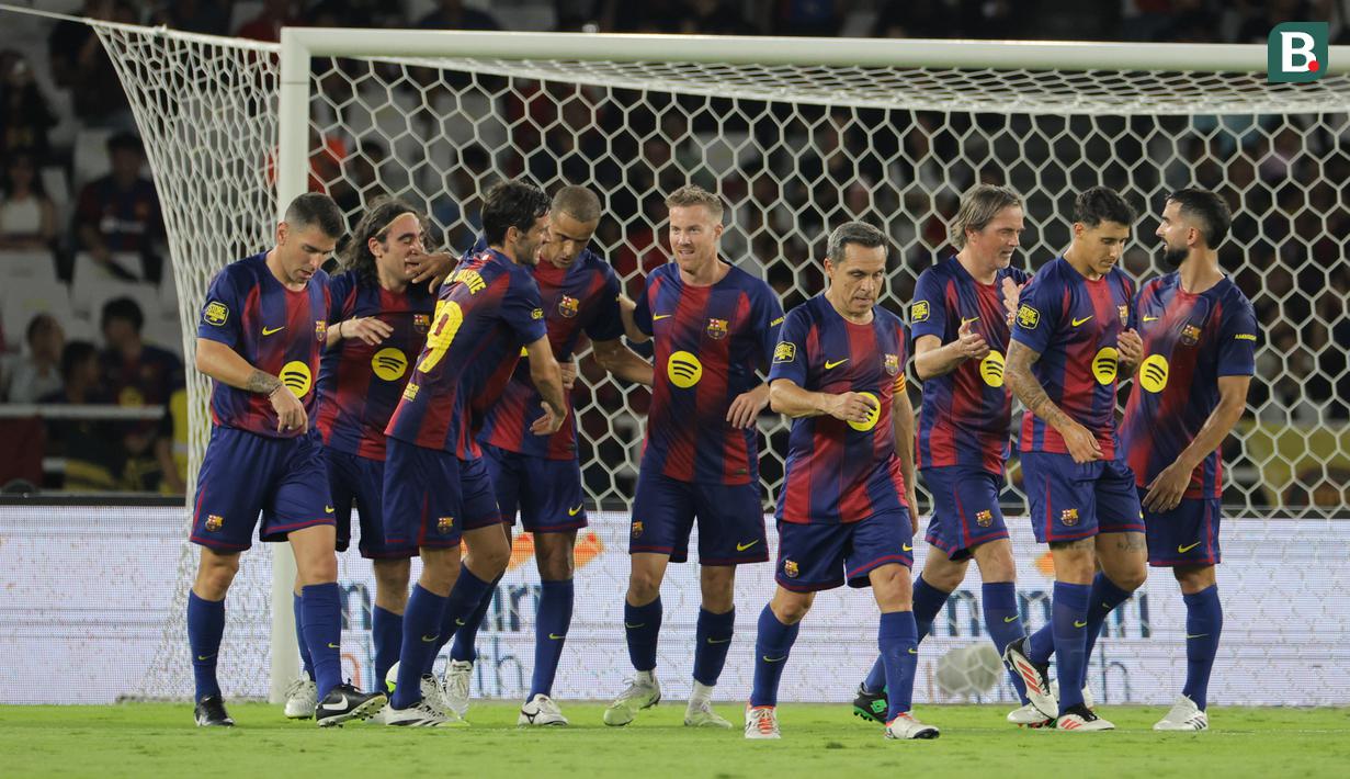 Para pemain legenda Barcelona merayakan gol pertama timnya yang dicetak oleh Rivaldo ke gawang DRX World Legends dalam laga Clash of Legends di Stadion Utama Gelora Bung Karno (SUGBK), Senayan, Jakarta, Sabtu (18/04/2026). (Bola.com/Bagaskara Lazuardi)