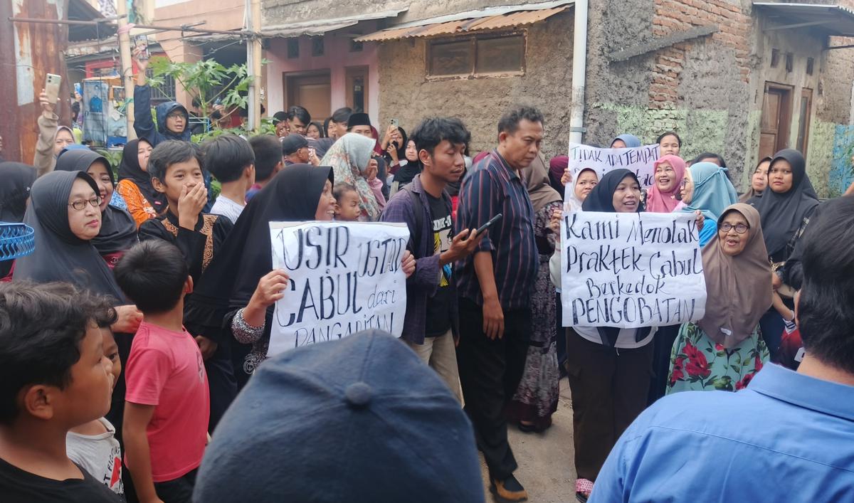 warga geruduk rumah ustad cabul