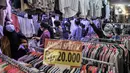 Pengunjung memilih pakaian bekas impor di Pasar Senen, Jakarta, Kamis (4/3/2021). Sepinya penjualan diperparah dengan rumor pakaian bekas impor berpotensi menyebarkan virus COVID-19. (merdeka.com/Iqbal S. Nugroho)