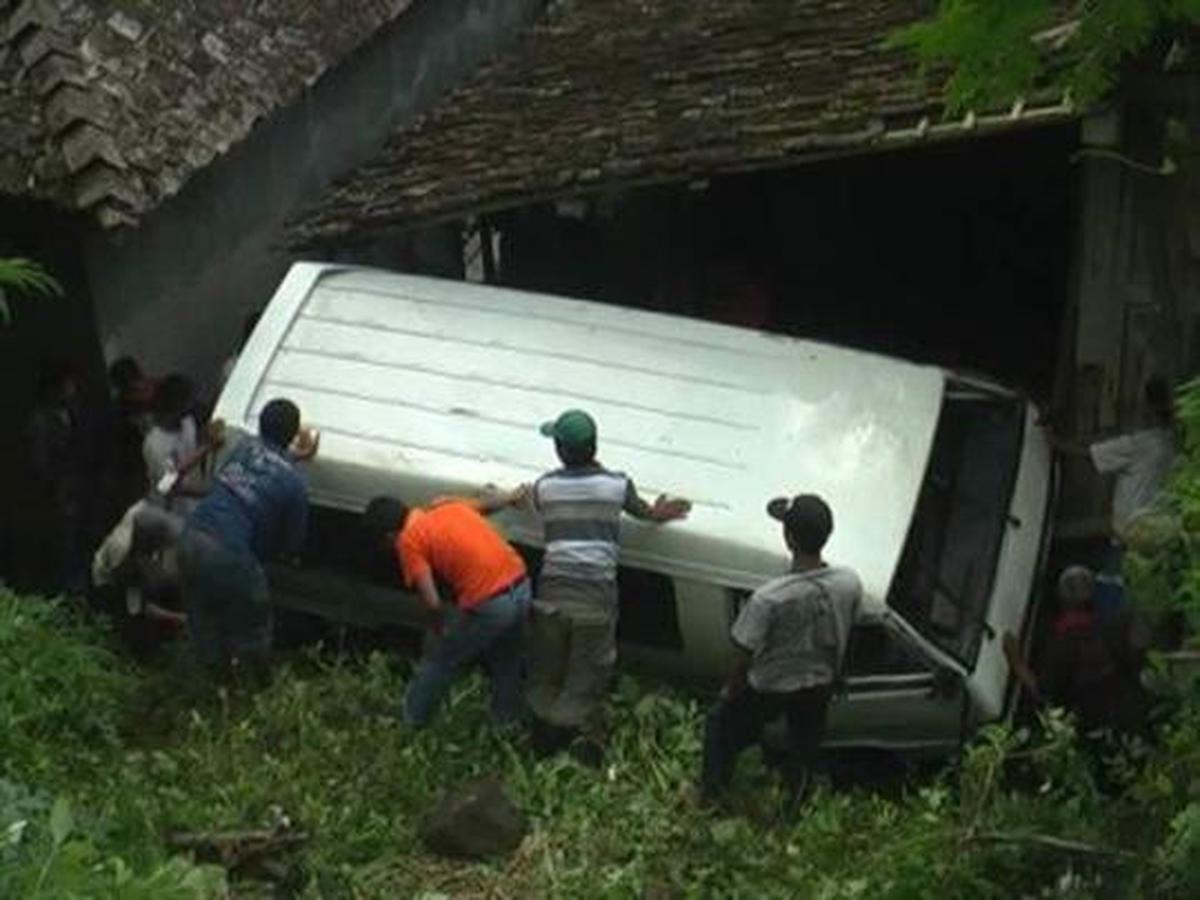Jatuh dari tebing setinggi 4 meter, minibus hantam rumah warga