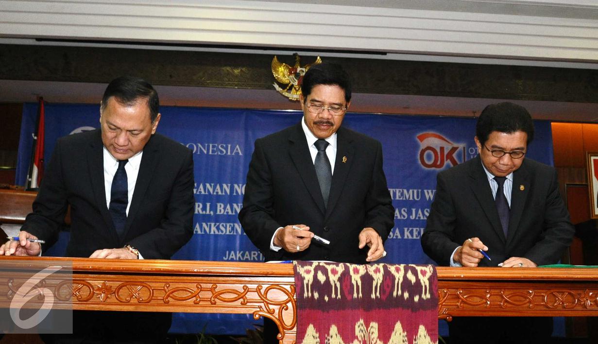(ki-ka) Gubernur Bank Indonesia Agus Martowardojo, Ketua Dewan Komisioner OJK Muliaman D. Hadad dan Ketua MA Muhammad Hatta Ali saat penandatanganan Nota Kesepahaman di Jakarta, Senin (22/2). (Liputan6.com/Angga Yuniar)