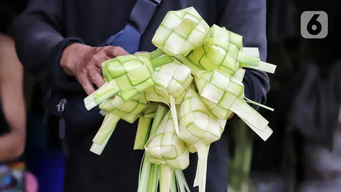 <p>Pedagang menjual kulit ketupat di Pasar Palmerah, Jakarta, Selasa (9/4/2024). (Liputan6.com/Angga Yuniar)</p>