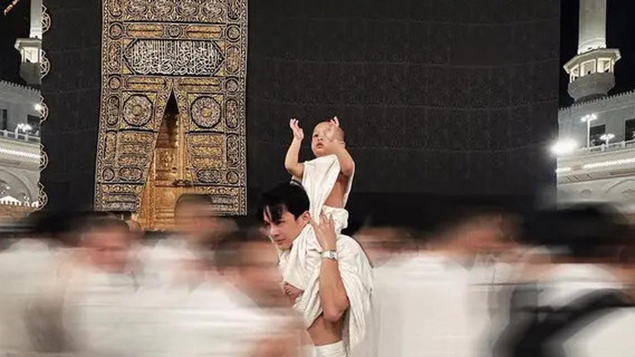 7 Potret Kaba Anak Rey Mbayang dan Dinda Hauw Cium Ka'bah di Gendong Petugas, Makin Spesial karena Tepat di Hari Ulang Tahun ke-2