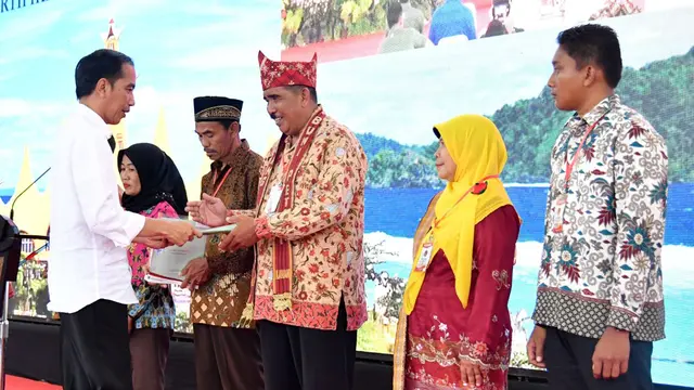 Jokowi Serahkan 3.500 Sertifikat untuk Warga Lampung