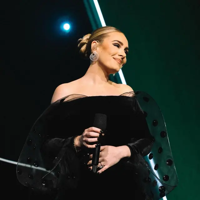 6 Pesona Glamor Adele ala Bussinesswoman dalam Balutan Gaun Hitam