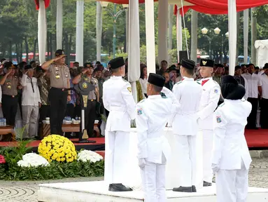 Wakapolri Komjen Pol Syafruddin memberikan hormat saat pengibaran bendera dalam Upacara Hari Santri Nasional di silang Monas, Jakarta, Sabtu (22/10). Upacara mengangkat tema Merajut Kebhinekaan dan Kedaulatan Indonesia. (Liputan6.com/Fery Pradolo)