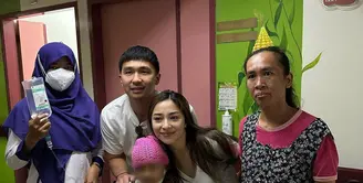 Bukan pesta mewah, Nikita Willy dan Indra Priawan memutuskan merayakan ulang tahun baby Issa di RS kanker anak Dharmais. [Foto: IG/nikitawillyofficial04].