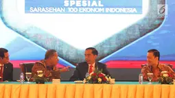 Presiden Joko Widodo (kedua kanan) berbincang dengan Menko Perekonomian Darmin Nasution (kedua kiri) saat sarasehan 100 ekonom Indonesia di Jakarta, Senin (12/12). (Liputan6.com/Angga Yuniar)