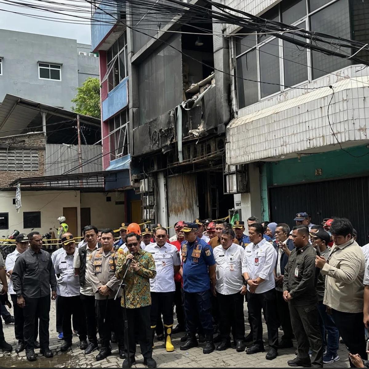 Diperintah Presiden Prabowo, Mendagri Tito Cek Lokasi Kebakaran Gedung Terra Drone