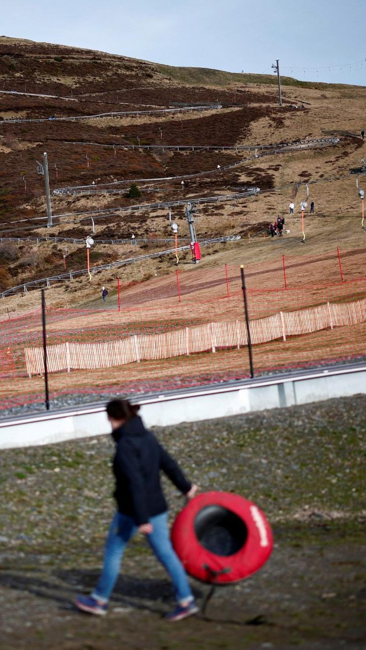 Resor ski di bagian barat daya Prancis ini tak hanya kehilangan wisatawan, tetapi juga tak ada lagi hamparan salju yang memutih.&nbsp;REUTERS/Stephane Mahe&nbsp;