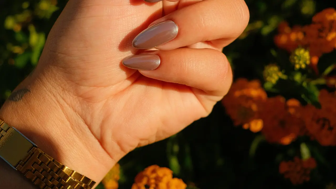 Ilustrasi Velvet Nails