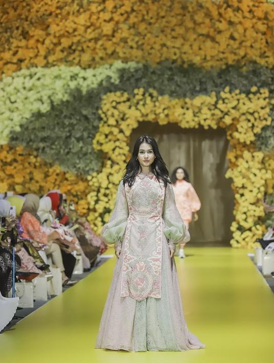 Jadi model di fashion show Basundari, Sandrinna Michelle tampil kenakan dress batik kombinasi lace. (Dok/Tim Muara Bagdja).
