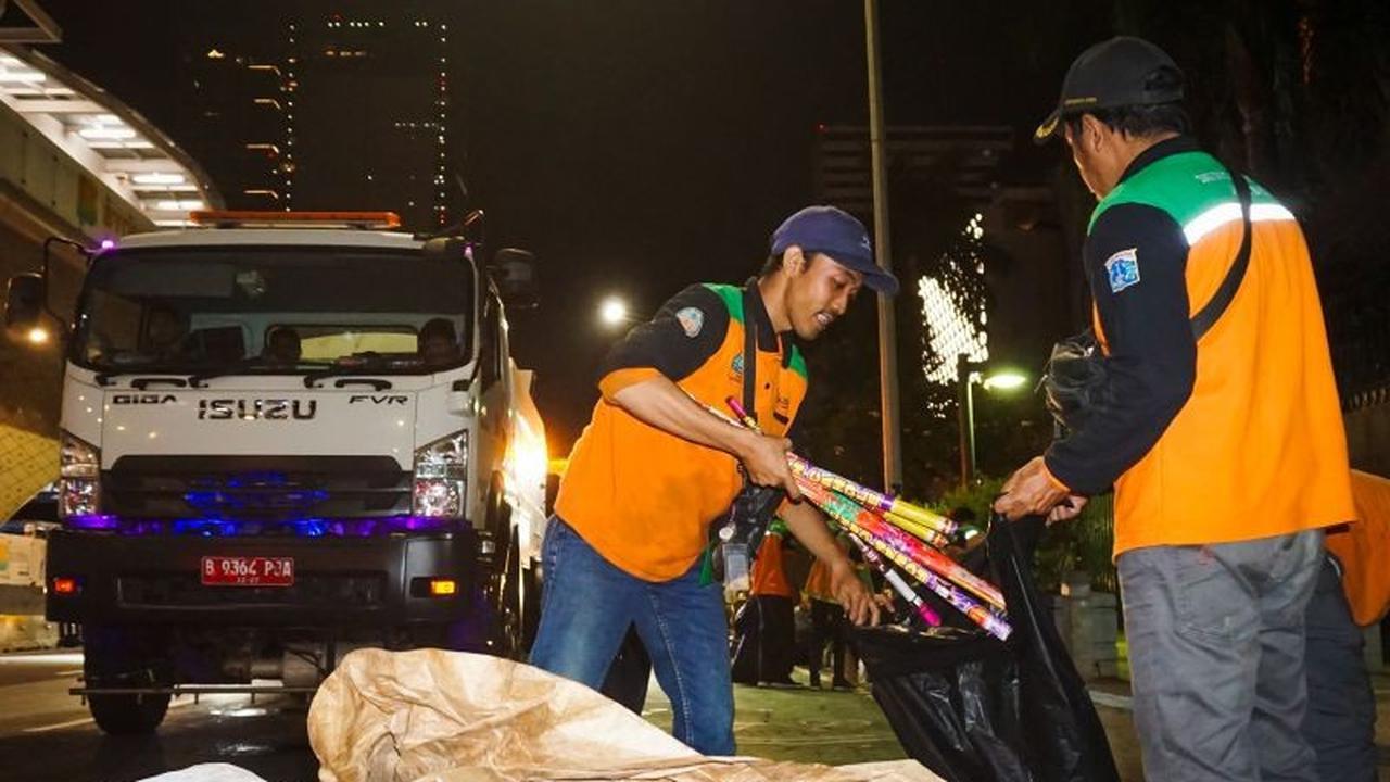 Jakbar Siagakan 350 Personel untuk Pembersihan Sampah Malam Tahun Baru 2026