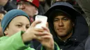 Pemain FC Barcelona Neymar berfoto selfie bersama fans saat timnya bermain imbang 1-1 melawan Bayer Laverkusen pada lanjutan Liga Champions di Stadion Bay Arena, Laverkusen, Jerman, Kamis(10/12/2015). (REUTERS/Ina Fassbender)