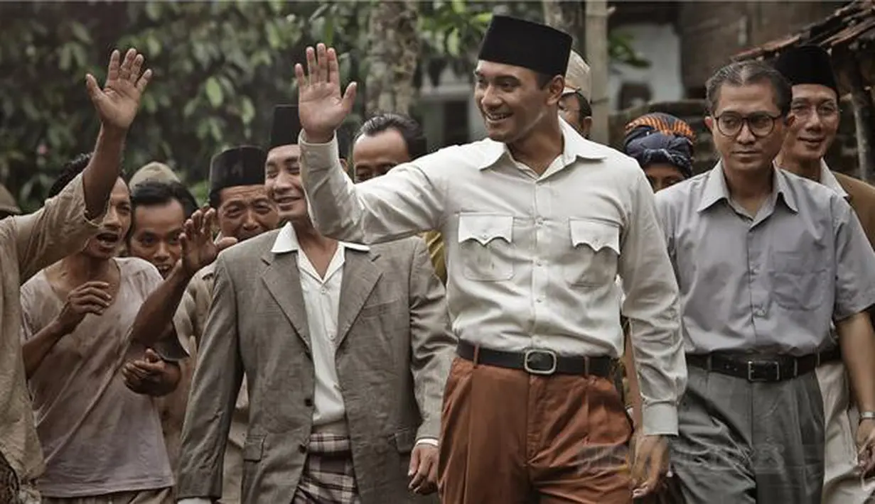Terakhir, ada Ario Bayu yang bermain sebagai sosok Soekarno di film berjudul Soekarno: Indonesia pada tahun 2013 silam. Ia begitu tampan dan menyerupai sosok asli dari Sang Proklamator Kemerdekaan Republik Indonesia. (Twitter)