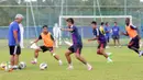 Satia Bagdja sedang memperhatikan latihan taktik bermain pemain T-Team di Lapangan Latihan Gong Badak, Kuala Terengganu, Malaysia, Selasa (26/01/2016). (Bola.com/Nicklas Hanoatubun)