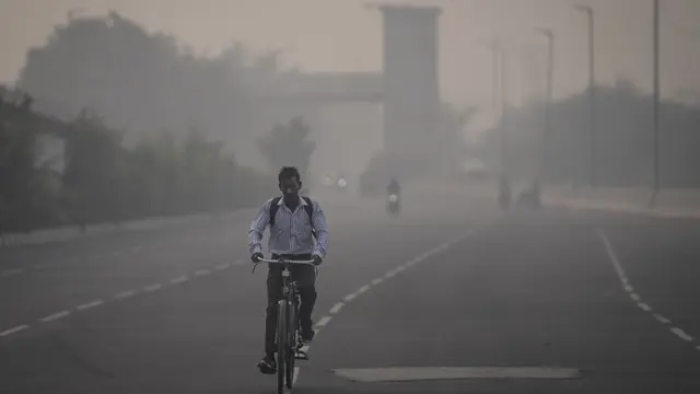 Masker kembali digunakan saat udara beracun menyelimuti New Delhi