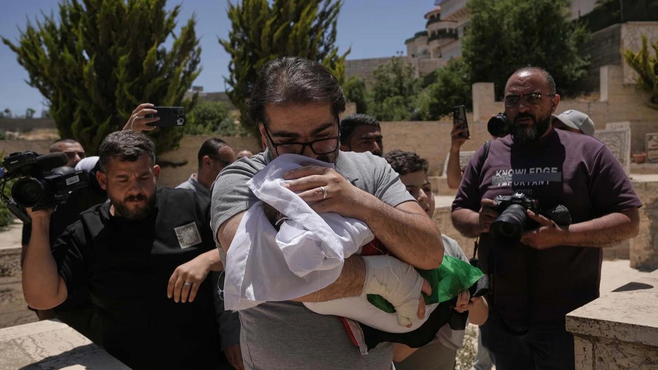 FOTO: Bayi Palestina Tewas Setelah Mobil Keluarga Ditembak Israel