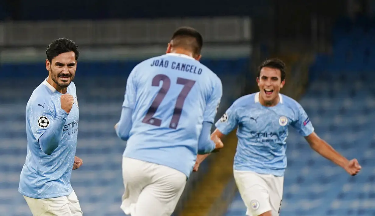 Para pemain Manchester City merayakan gol yang dicetak oleh Ilkay Gundogan ke gawang FC Porto pada laga Liga Champions di Stadion  Etihad, Kamis (22/10/2020). City menang dengan skor 3-1. (Tim Keeton/Pool via AP)