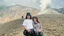 “New achievements unlocked di umur 21! Naik Gunung! Tulis Tissa Biani yang sudah sampai di puncak Gunung Papandayan didampingi sang kekasih. (Liputan6.com/IG/@tissabiani)