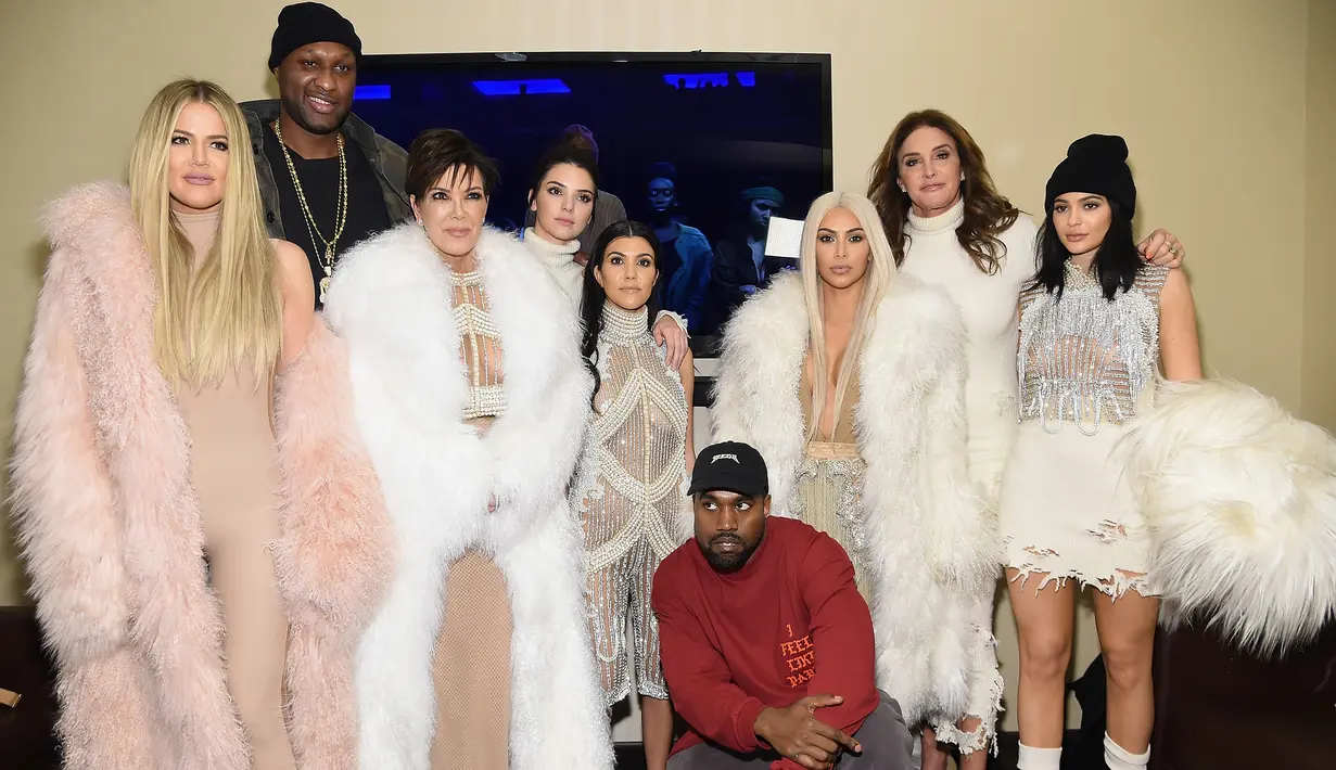 Khloe Kardashian, Lamar Odom, Kris Jenner, Kendall Jenner, Kourtney Kardashian, Kanye West, Kim Kardashian, Caitlin Jenner dan Kylie Jenner berfoto bersama pada ajang Yeezy Season 3 di New York, Kamis (11/2) (Jamie McCarthy/Getty Images/AFP)