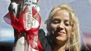 Penyanyi Kolombia, Shakira mengambil gulungan surat kabar dalam acara amal bersama Barcelona FC di Stadion Camp Nou, Spanyol, Selasa (28/3). Duta UNICEF itu akan membangun sekolah bekerja sama dengan klub Barcelona dan Yayasan La Caixa.( PAU BARRENA/AFP)