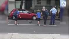 Polisi memberhentikan arus lalu lintas di kawasan Woollhara, Sydney karena sekumpulan bebek yang ingin menyeberang.