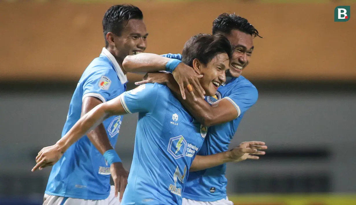 Pemain Sulut United, Mahdi Albaar (tengah) merayakan gol kedua ke gawang PSMS Medan bersama rekan setim dalam matchday pertama Grup Y Babak 8 Besar Liga 2 2021 di Stadion Wibawa Mukti, Cikarang, Kamis (16/12/2021). (Bola.com/Bagaskara Lazuardi)
