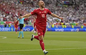Christian Eriksen baru saja menahbiskan menjadi pemain tertua Denmark yang mampu mencetak gol di ajang Euro. Pada usia 32 tahun, 4 bulan dan 2 hari ia mampu mencetak satu gol saat bermain imbang 1-1 dengan Slovenia pada laga pembuka Grup C Euro 2024 (16/6/2024). Ia total telah membela Timnas Denmark dalam 3 edisi Euro, yaitu 2012, 2020 dan 2024 dengan mencatat total 5 penampilan dengan torehan 1 gol. (AP Photo/Matthias Schrader)